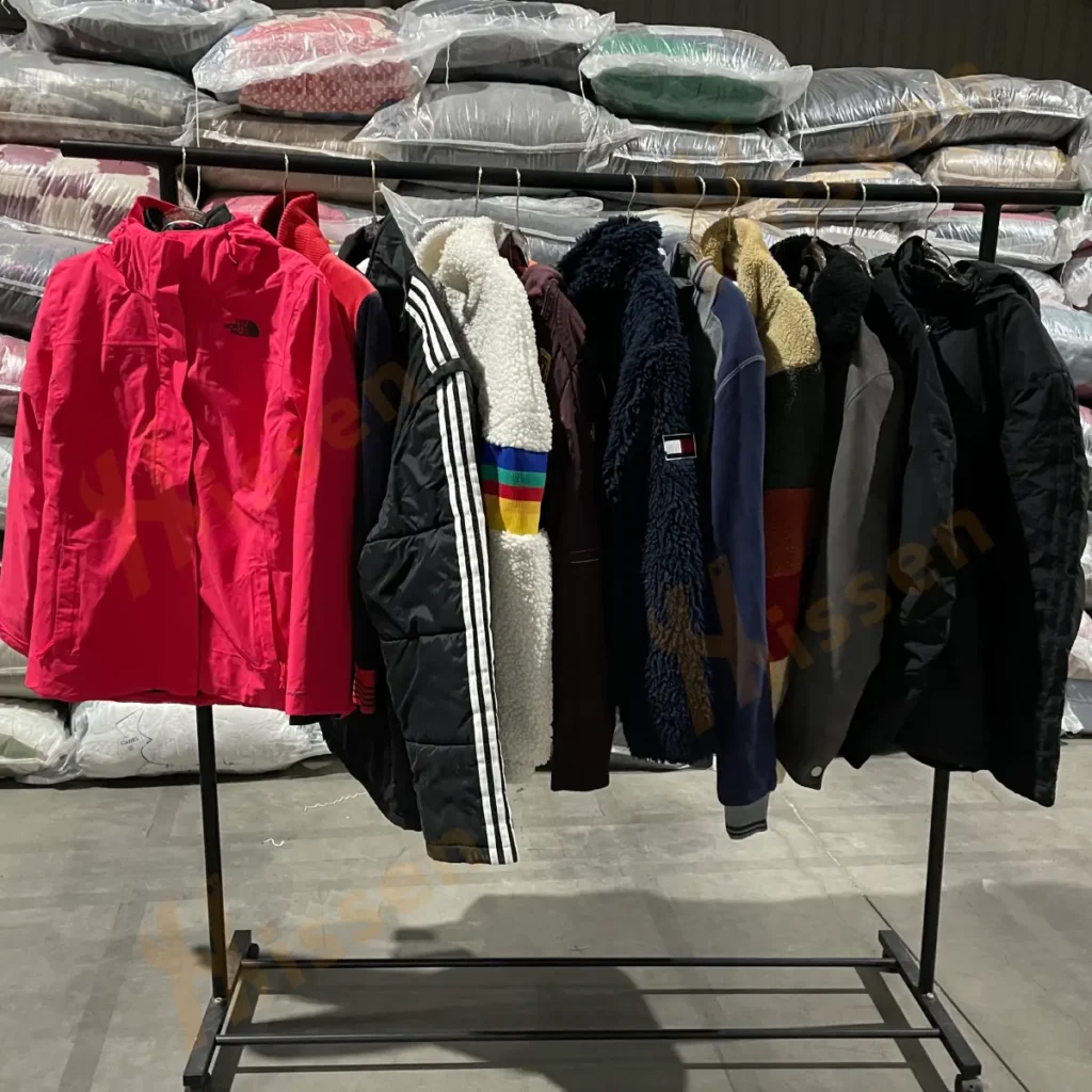 你说 Ropa acolchada de marca internacional de segunda